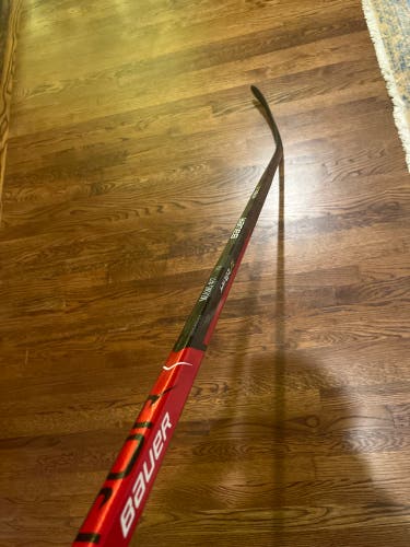 (2 HOCKEY STICKS) (Brand new) Senior Right Handed P28 Pro Stock Vapor Hyperlite Hockey Stick