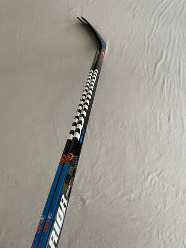 2 Pack Of Like New (Demo) Intermediate Warrior Right Handed Fantom QRE Hockey Stick W03 63 Flex