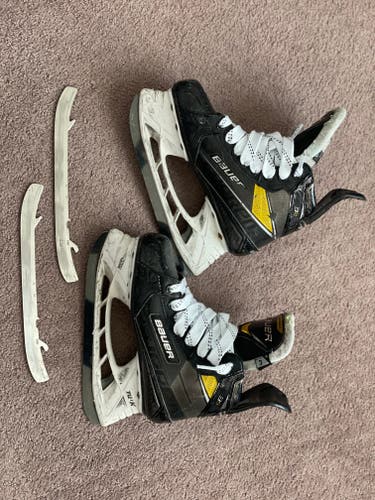 Junior Used Bauer Supreme 3S Pro Hockey Skates Regular Width Size 3