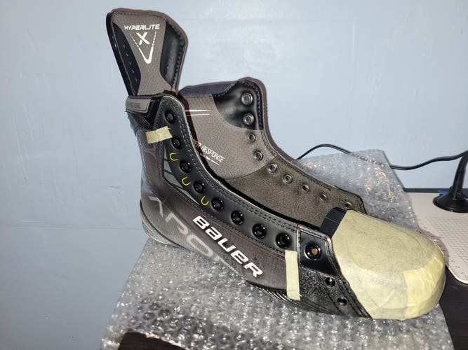 1 New  Not complete Bauer Vapor Hyperlite Hockey Skate  Size 9.5