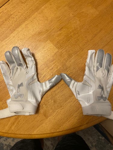 White Adult XL Under Armour Gloves
