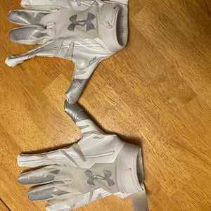 White Adult XL Under Armour Gloves