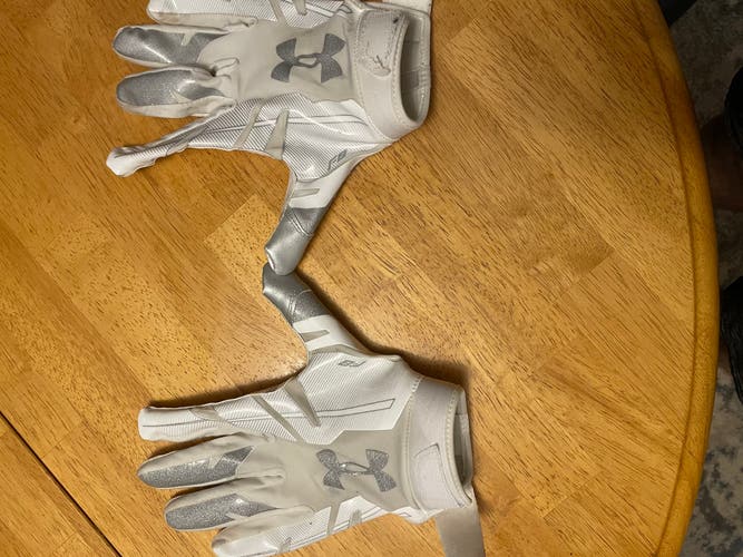 White Adult XL Under Armour Gloves