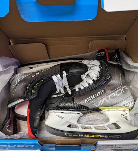 Senior New Bauer Vapor Hyperlite Hockey Skates Size 9 Fit 1