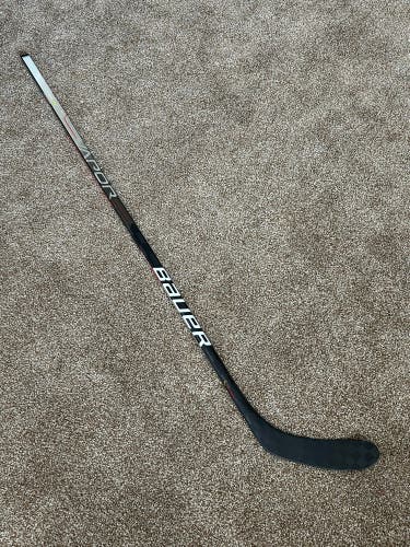 Senior Left Hand P28  Vapor Hyperlite Hockey Stick