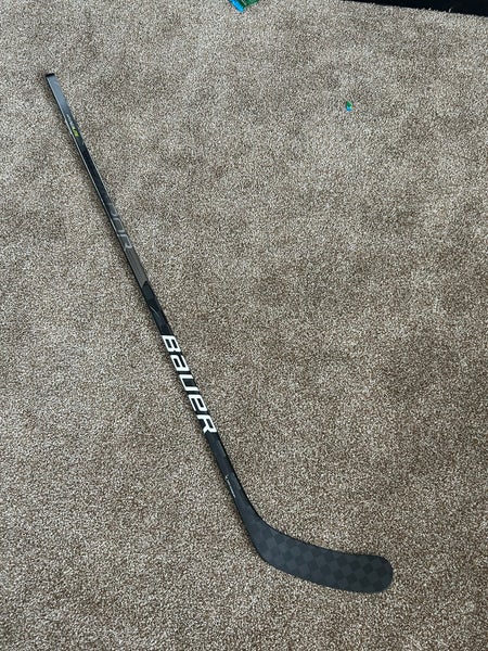 Senior Left Hand P92M Pro Stock Vapor Hyperlite Hockey Stick
