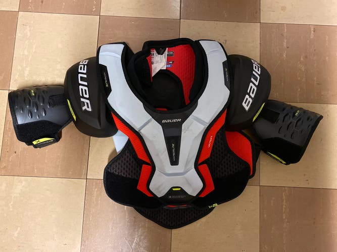Senior New Medium Bauer Vapor Hyperlite Shoulder Pads