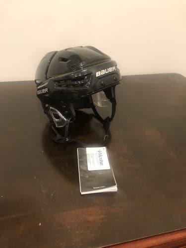 New Small Bauer Re-Akt Helmet Helmet HECC THE END OF 11/2023