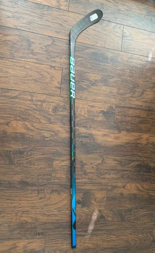 Senior Right Handed P28 Nexus Geo Hockey Stick