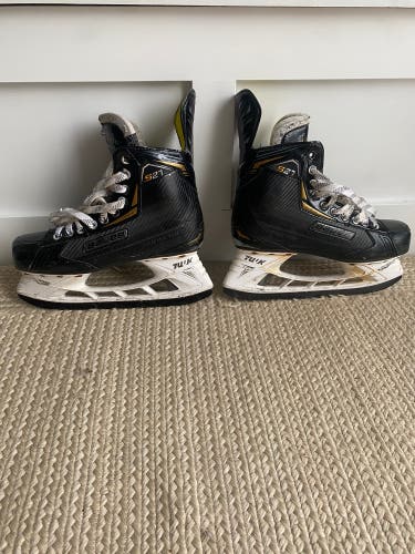 Senior Bauer Regular Width  Size 8 Supreme S27 Hockey Skates