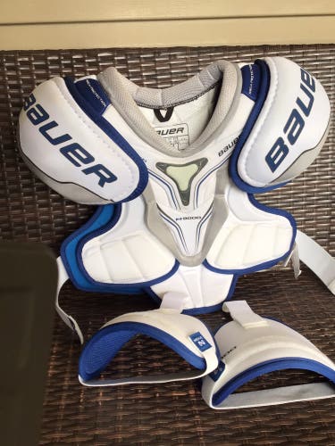 New Bauer Nexus 9000 shoulder pads adult Size M