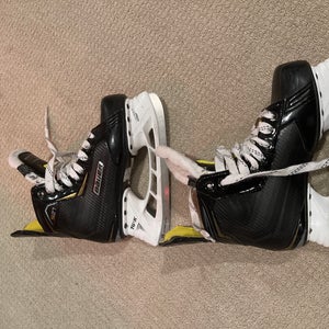 Junior Used Bauer Supreme S27 Hockey Skates Regular Width Size 5.5