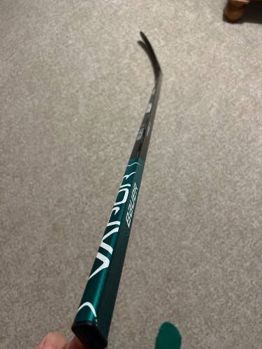 Intermediate Right Handed P92M Pro Stock Vapor Hyperlite Hockey Stick