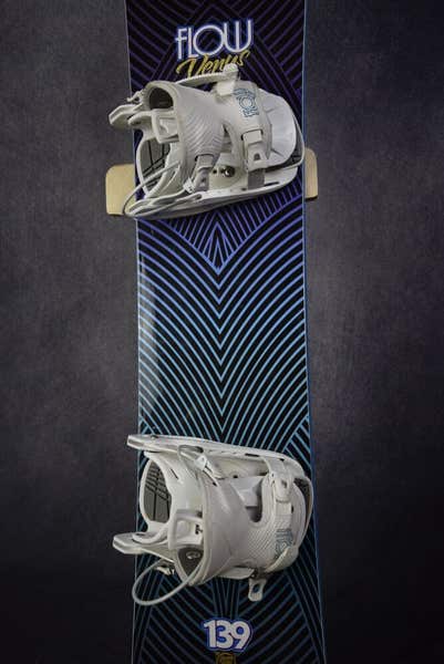 FLOW スノーボード  139cm FLOW VENUS SNOWBOARD SIZE 139 CM WITH FLOW MEDIUM BINDINGS