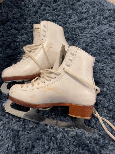 Used Riedell Size 2.5 Figure Skates