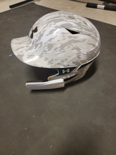 New 5 7/8 - 6 3/4 Under Armour UABH2 Batting Helmet