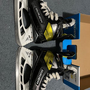 Used Bauer  Size 8 Supreme Hockey Skates