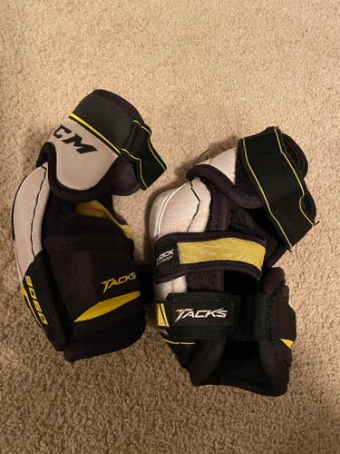 Used Small CCM Tacks 9060 Elbow Pads