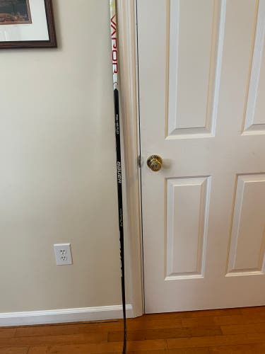 Intermediate Left Hand P28 Vapor Hyperlite Hockey Stick