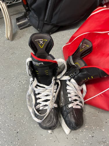 Men’s Fit 1 size 7 Bauer Hyperlite hockey skates.