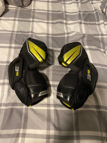 New Medium Bauer supreme 3s Elbow Pads