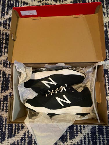 Black Adult Metal Low Top 3000v5