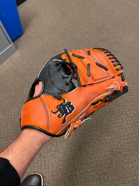 Trevor Bauer's new custom Wagyujb glove💯 no finger hood I like it