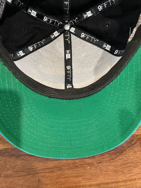 Mitchell & Ness Men's Black, White Vancouver Grizzlies Hardwood Classics  Wear Away Visor Snapback Hat
