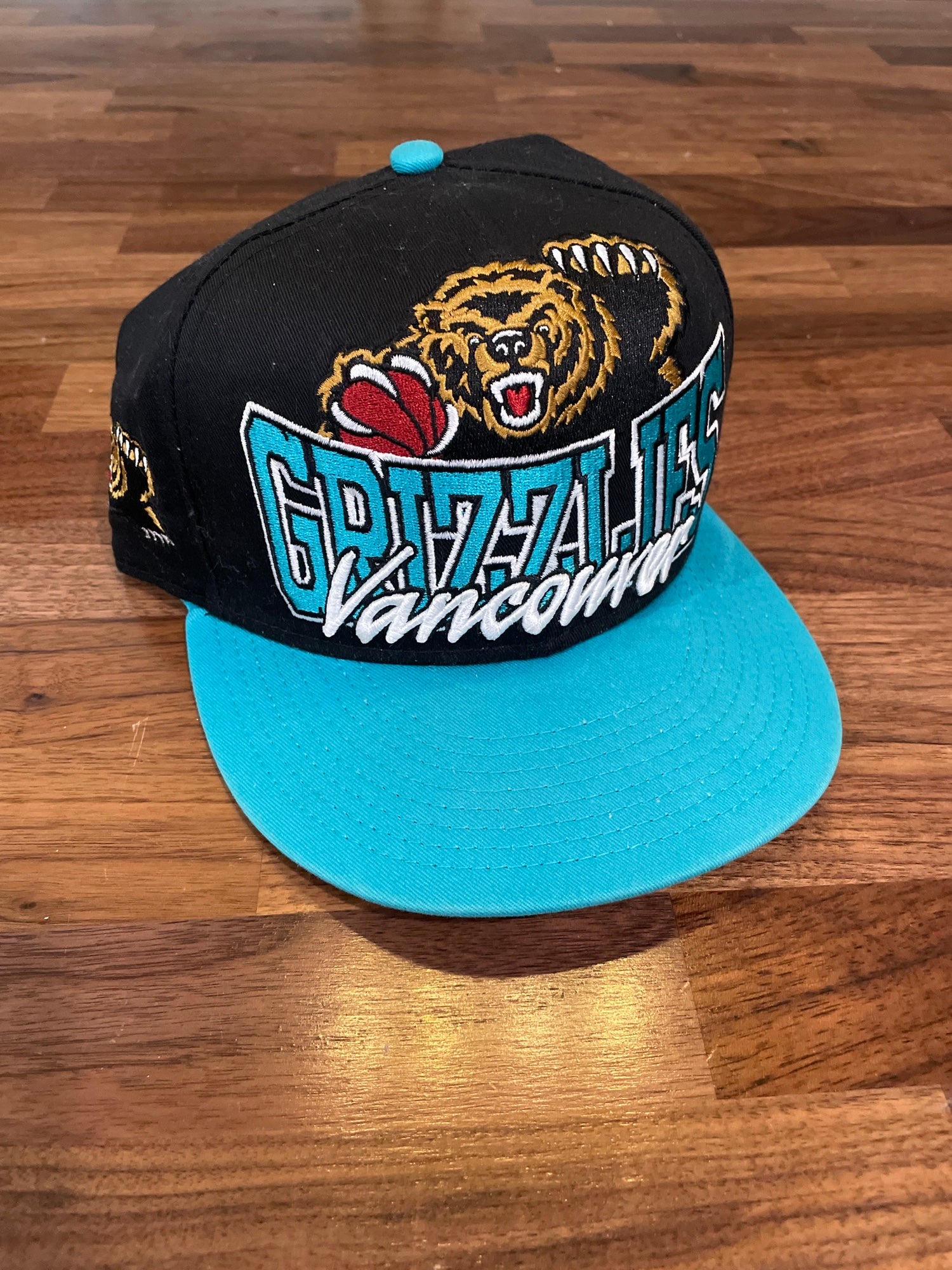 Mitchell & Ness Men's Black, White Vancouver Grizzlies Hardwood Classics  Wear Away Visor Snapback Hat