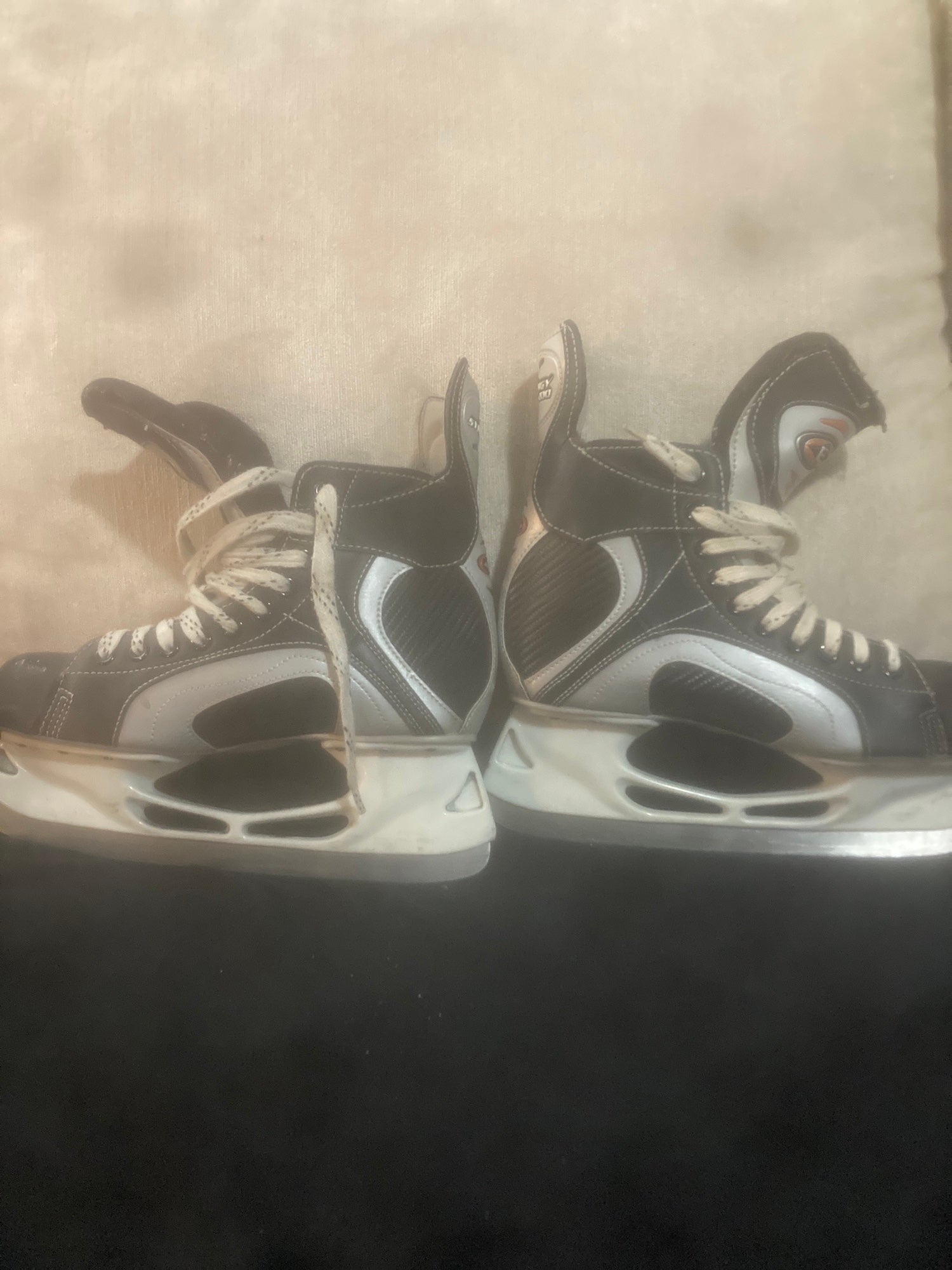 Used Easton Regular Width Size 1 Synergy 200 Hockey Skates | SidelineSwap