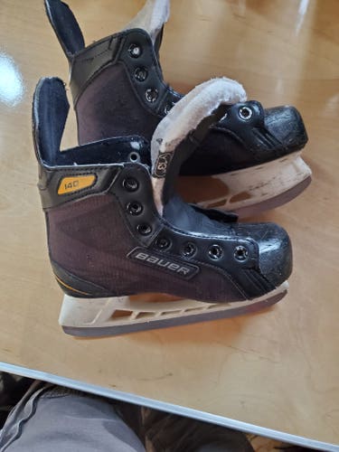 Youth Used Bauer Supreme 140 Hockey Skates Regular Width Size 13