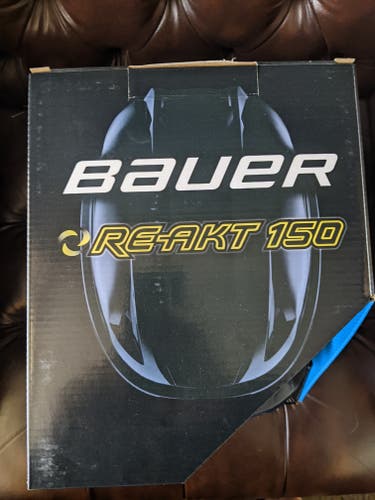 New Medium Bauer Re-Akt 150 Helmet