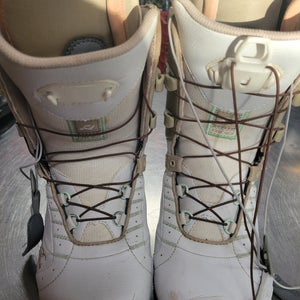 Used Ride Muse Womens Senior 6 Women's Snowboard Boots