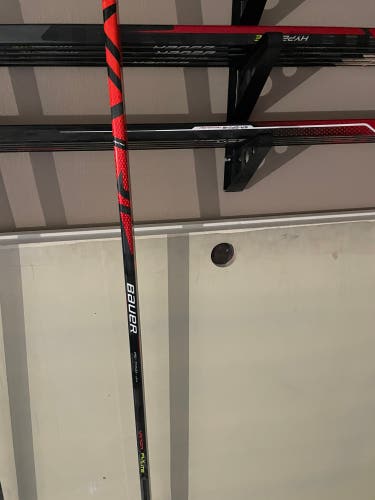 New Right Handed P92  Vapor FlyLite Hockey Stick