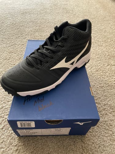 Black New Size 9.0 Mizuno Mid Turf Shoes