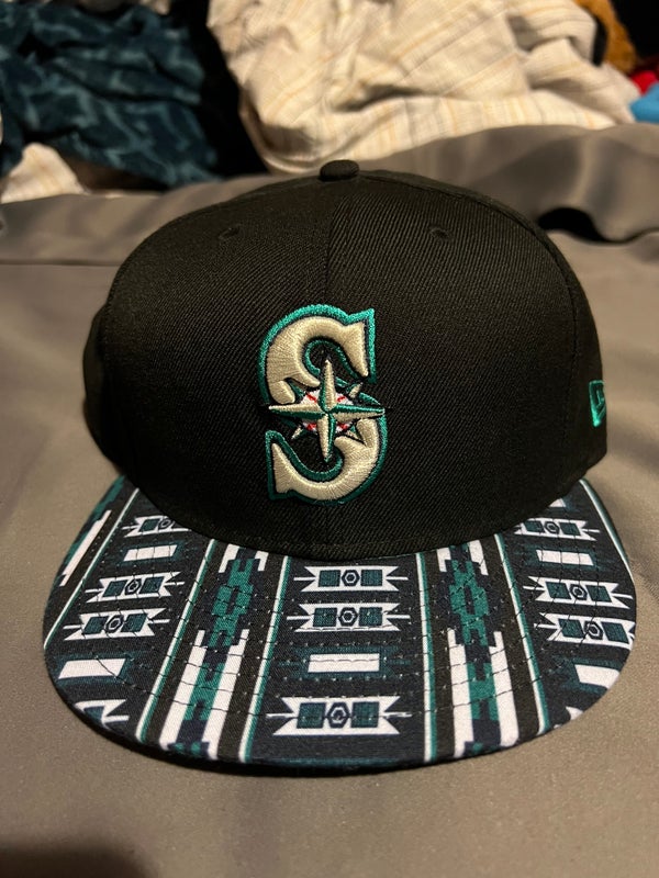 Mariners wearing trident caps in spring