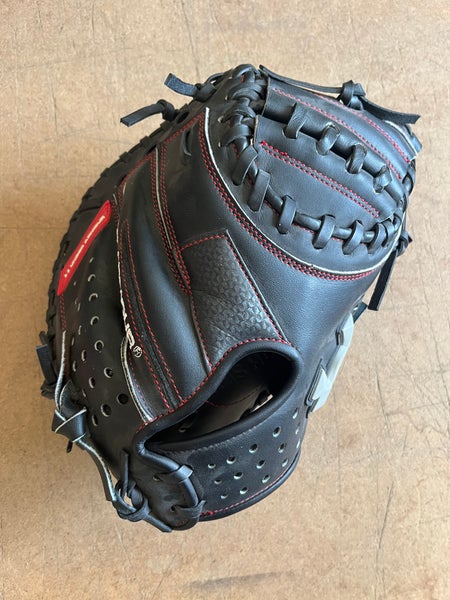 New Under Armour Right Hand Throw UACM-200Y Catcher's Glove