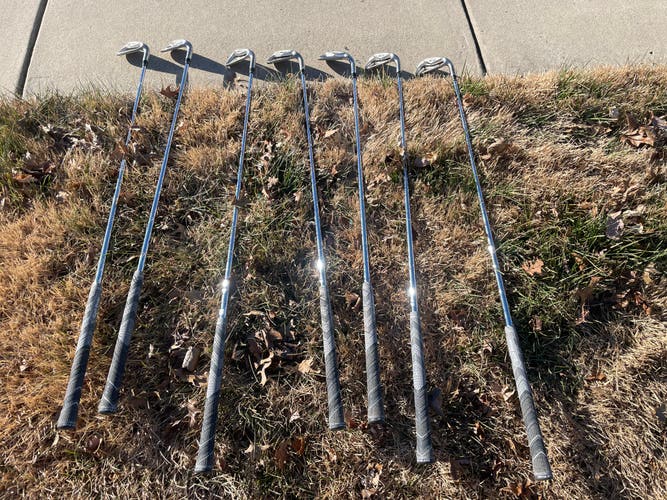 R7 TaylorMade Iron Set 4-P Regular Flex Shaft Golf Pride Mid Size-4 Grips