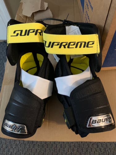 New Medium Bauer Supreme matrix Elbow Pads