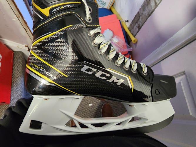 Senior New CCM Super Tacks AS3 Pro Hockey Skates Extra Wide Width Size 8.5