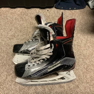 Junior Bauer Regular Width  Size 5.5 Vapor 1X Hockey Skates