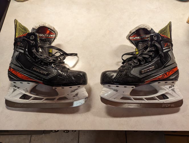 Youth Used Bauer Vapor X2.9 Hockey Skates Regular Width Size 5.5