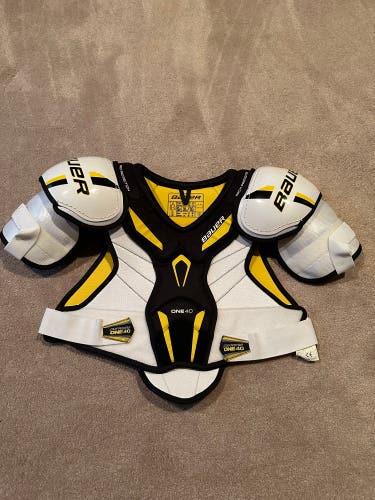 Bauer Supreme ONE40 Hockey Shoulder Pads XL