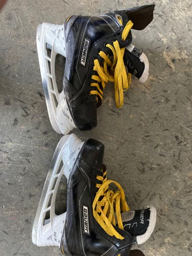 Intermediate Used Bauer Supreme 180 Hockey Skates Regular Width Size 5