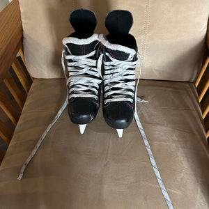 Junior Bauer Regular Width Size 2.5 Vapor X300 Hockey Skates