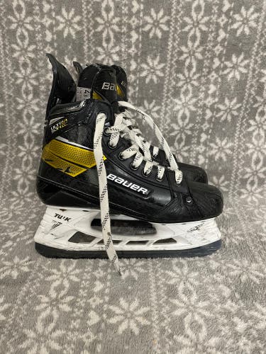 Used Intermediate Bauer Supreme UltraSonic Hockey Skates Regular Width Size 4.5