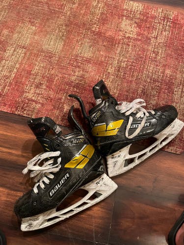 Used Bauer Regular Width Size 8 Supreme UltraSonic Hockey Skates