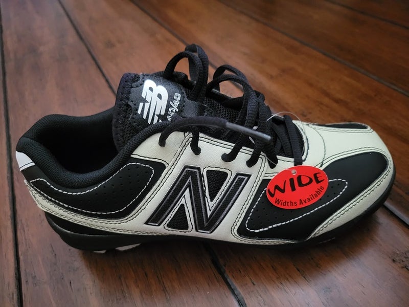 New Balance 4040 Youth Size 5.5 Molded Cleats - New