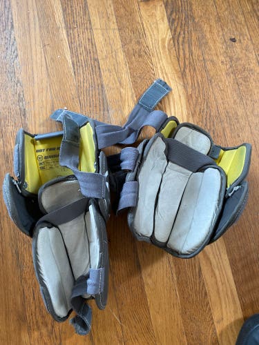 Warrior rg4 goalie knee gaurds Int