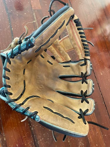 Tan used Wilson A2000 right hand throw baseball glove 11.5